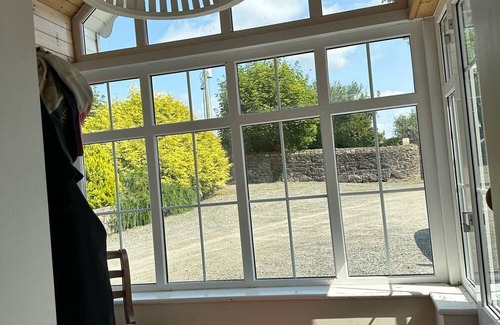 Hook Head House | Gorgeous renovated farmhouse with sweeping views of lush farmland!