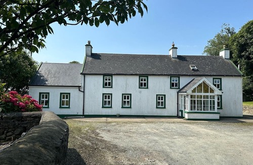 Hook Head House | Gorgeous renovated farmhouse with sweeping views of lush farmland!