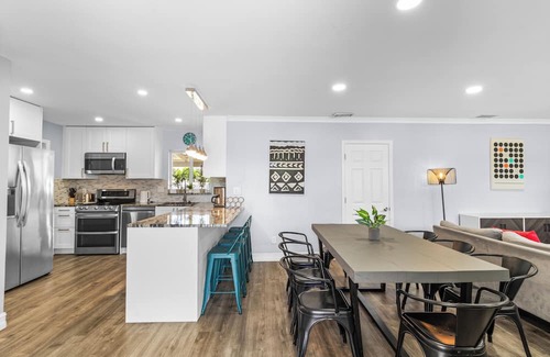 Boulevard Heights House | 4-bedroom house in a Fantastic Tropical Escape Haven in Hollywood