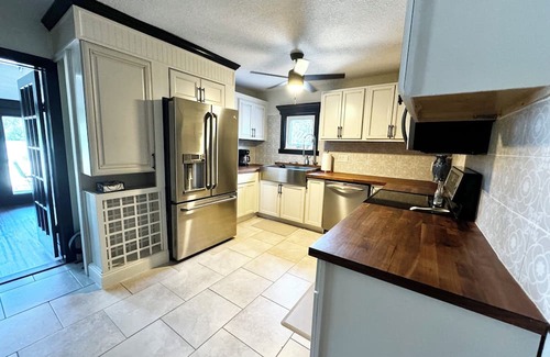 Kingston House | Halifax Breeze Cottage - EV Charger and Hot Tub in sunny Daytona Beach