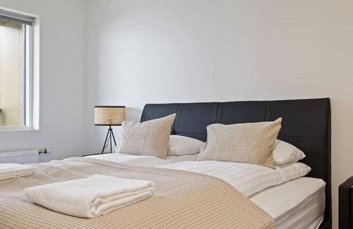 Arborg Apartment | Selfoss Secret: Free parking - King bed - Netflix
