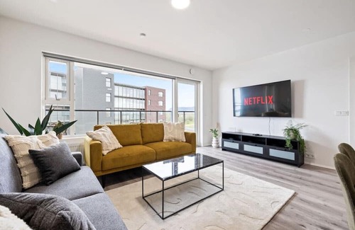 Arborg Apartment | Selfoss Secret: Free parking - King bed - Netflix