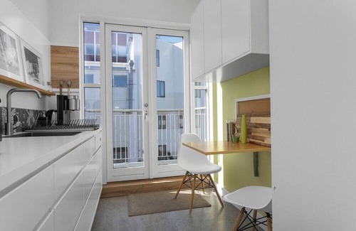 Downtown Apartment | 3BR City Center - Mountain View & Free Parking