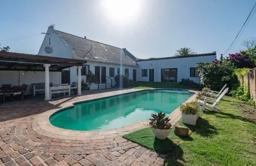 Milnerton House | 6 minutes' walk to Lagoon beach, Family house with a garden and swimming pool