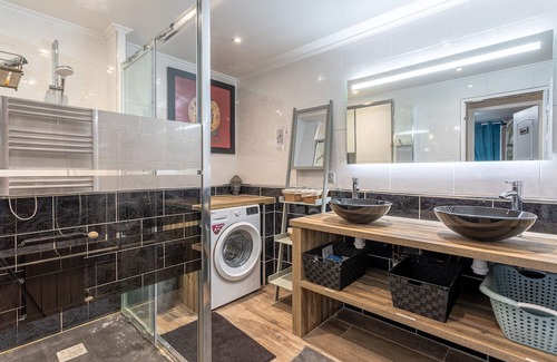 La Ferriere Apartment | Apartment 'Appt Rez-de-jardin Salle De Réunion' with Garden and Wi-Fi