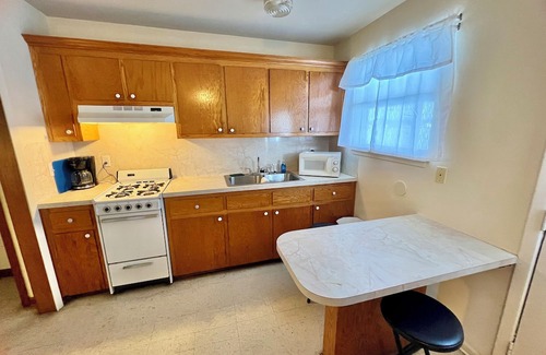 New Roads House | Pointe Breeze Kitchenette #16