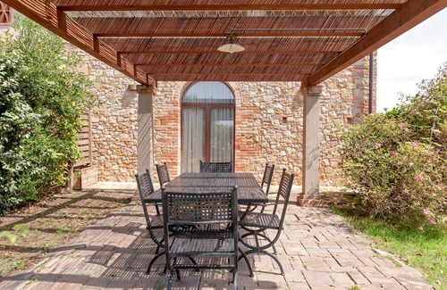 Toiano Apartment | Apartment 'Il Fienile I' with Shared Pool, Private Garden and Wi-Fi