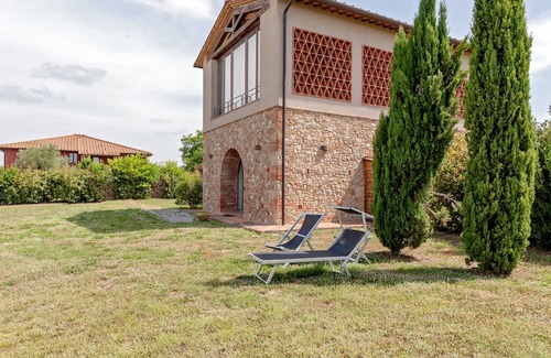 Toiano Apartment | Apartment 'Il Fienile II' with Shared Pool, Private Garden and Wi-Fi