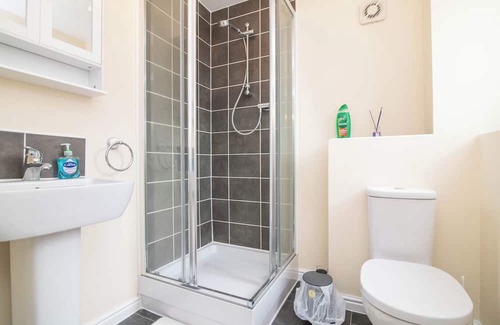 Wolverhampton House | Lovely Quiet Three Bed house with garden and parking