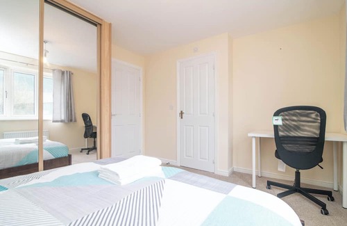 Wolverhampton House | Lovely Quiet Three Bed house with garden and parking
