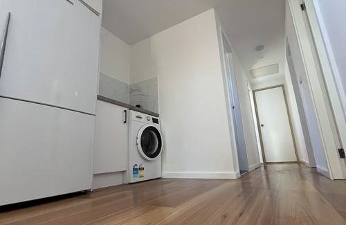 Florey House | New and cozy entire 3 bedroom guesthouse free parking