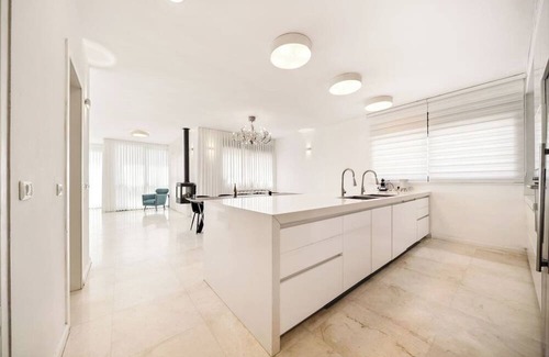 Nachlaot Apartment | Penthouse near Machne Yehuda with Jacuzzi