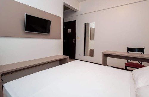 Wood Dale House | Vibrant Boutique Stay in Miami's Artsy Wynwood Neighborhood - Pets Welcome!