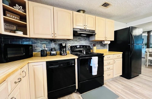 Waycross House | Cozy 3 bedroom house - Monthly Stay Discount