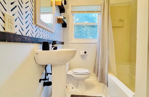 Waycross House | Cozy 3 bedroom house - Monthly Stay Discount