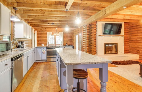 Fleming Cabin | Lakefront Getaway: Pool & Dock ~ 31 Mi to Savannah
