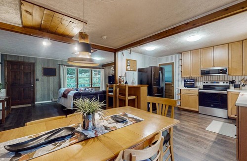 Foscoe House | Serene mountain Dog friendly home with nearby hiking trails