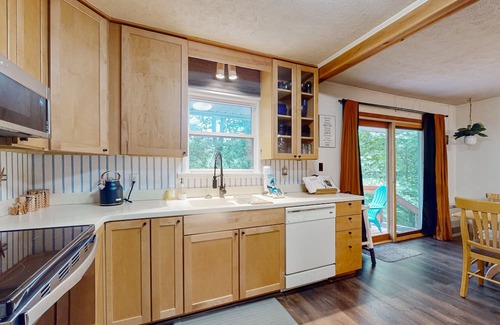 Foscoe House | Serene mountain Dog friendly home with nearby hiking trails