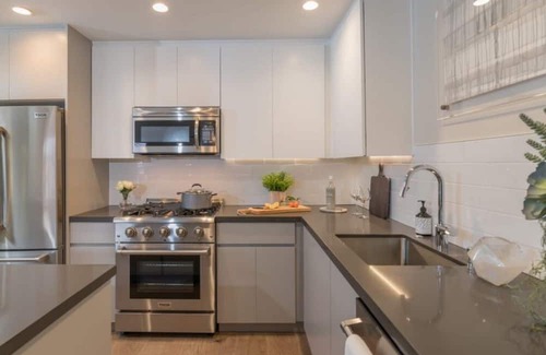 Sharon Heights Condo | Sharon Green: Upscale 2BR Condo