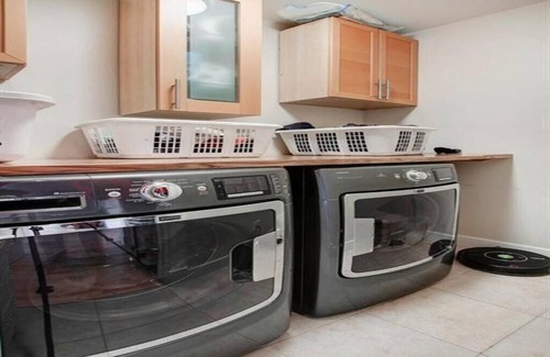 Calgary House | Inner-city Calgary Home with Hot Tub - 2 minutes to downtown!