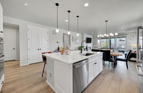 Aurora House | Spacious 5-bedroom house in lovely Aurora with AC, WiFi, fitness room