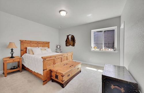 Aurora House | Spacious 5-bedroom house in lovely Aurora with AC, WiFi, fitness room