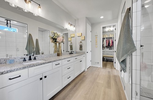 Aurora House | Spacious 5-bedroom house in lovely Aurora with AC, WiFi, fitness room