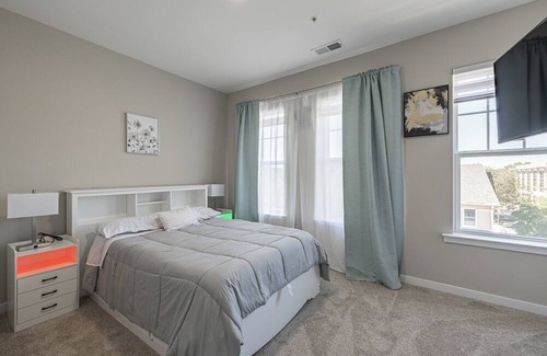 Northeast House | Modern 4-Bedroom Entire Townhouse in Washington DC with Private Garage