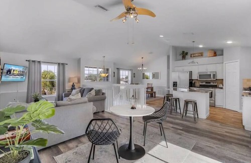 Jacarandas House | Sunny Palms Paradise: 6 Bedroom Villa Heated Pool