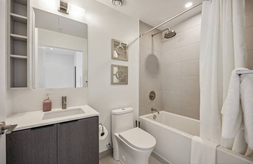 Fashion District Apartment | Prime, TO Central Studio