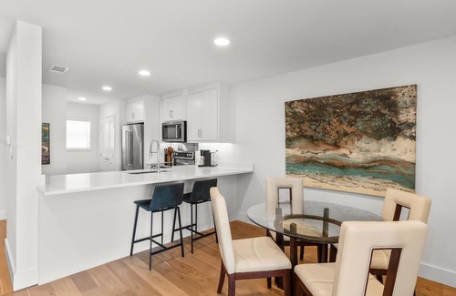 Malakoff House | Contemporary Dog-Friendly Townhouse w/Lake View & Private W/D