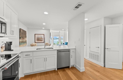 Malakoff House | Contemporary Dog-Friendly Townhouse w/Lake View & Private W/D