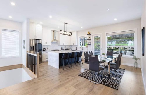 Eastern Hillsides House | Birchwood Retreat | Family Friendly | King Bed