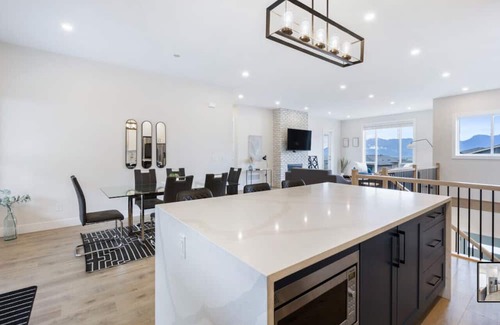 Eastern Hillsides House | Birchwood Retreat | Family Friendly | King Bed