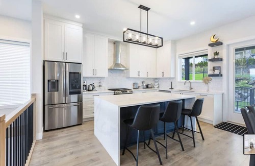 Eastern Hillsides House | Birchwood Retreat | Family Friendly | King Bed