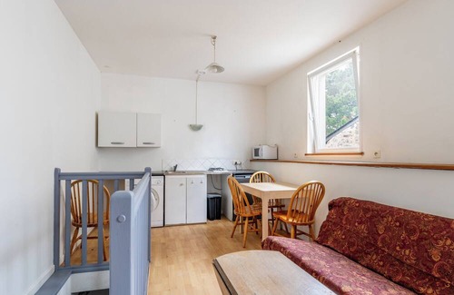 Guerande Apartment | Apartment 'T2 Guérande Proche Plage' with small courtyard