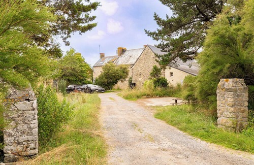 Guerande Apartment | Apartment 'T2 Guérande Proche Plage' with small courtyard