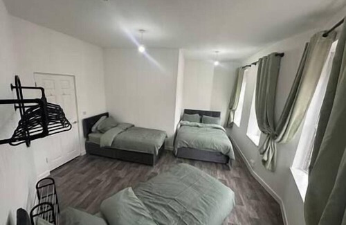 Grangetown Apartment | Cardiff flat no1 outskirts of city centre sleeps six