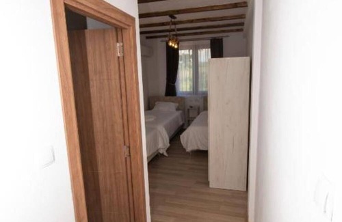 Vardar Region Apartment | Triple Room with Bathroom - Arаbeska Family Winery & Apartments