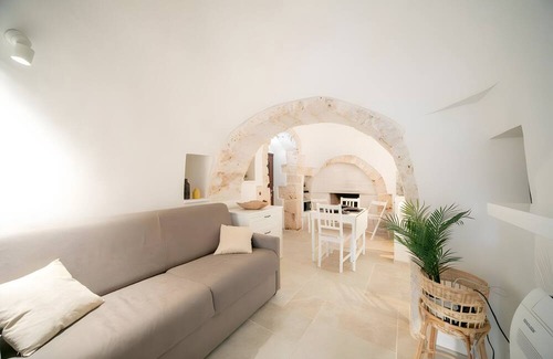 Noci Villa | Siamese trulli, ancient but modern. Private pool, jacuzzi and steam room.
