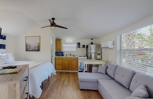 Madeira Beach Cottage | Studio Cottage Next to Johns Pass Village. Easy Beach Access. Heated Pool. Quiet and Private.
