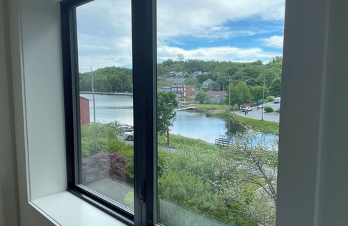 Dartmouth House | Beautiful 3 bedroom by Lake Banook!