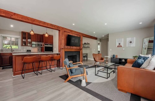 Pittsford House | Mid-Century Modern 3-bedroom House in the heart of Pittsford!