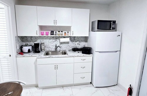 Hialeah Apartment | Cozy 1-bedroom apartment with AC and WiFi in charming Hialeah