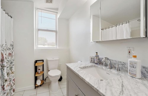 The Gate House | We are 6 minutes away from Busch Stadium! 5 BR. Sleeps 24