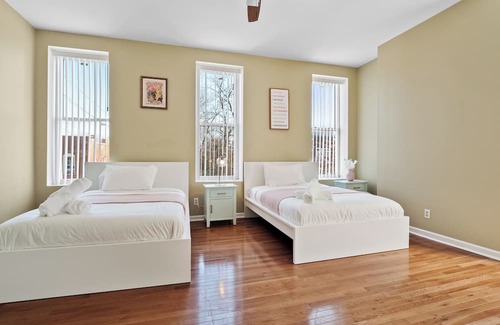 The Gate House | We are 6 minutes away from Busch Stadium! 5 BR. Sleeps 24
