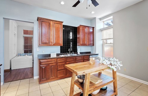 The Gate House | We are 6 minutes away from Busch Stadium! 5 BR. Sleeps 24