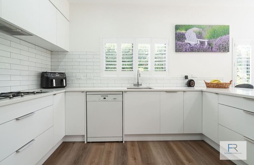 Mount Albert House | Spectacular Tropical Modern Home