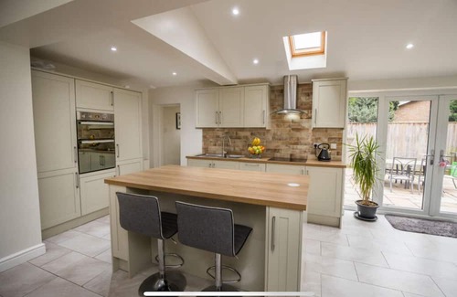 Gresford House | Lovely 3-bedroom house with Hot tub
