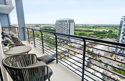 Doral Condo | Chic Doral Haven: 2BR Deluxe